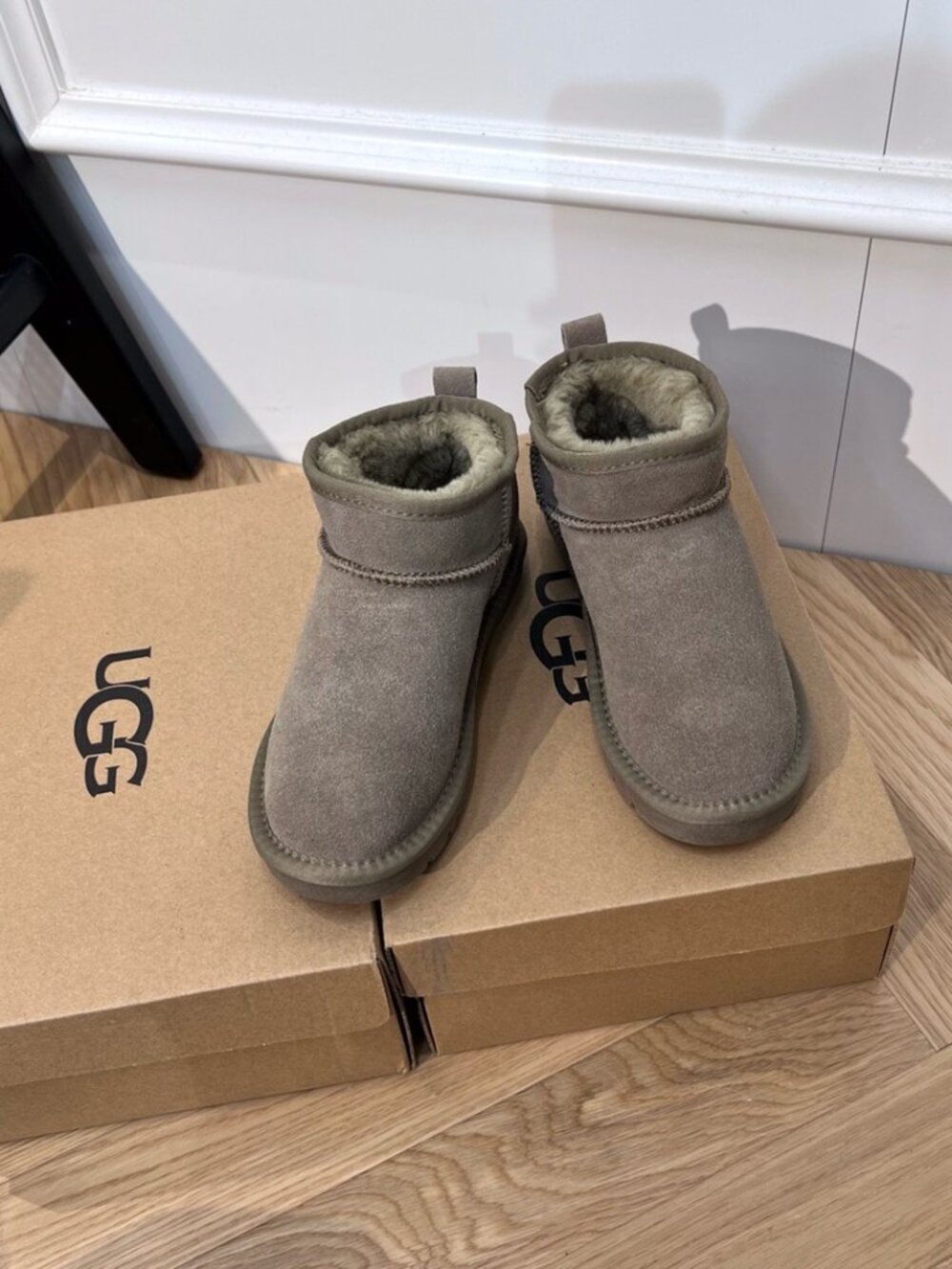 UGG khaki-grey platform short snow boots - Picture 8 of 9